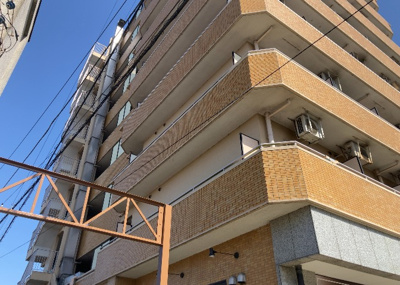 【構造・工法・仕様】 | アーバンヒルズ本厚木 | ＳＲＣ造は強度や耐震性の面でもRC造と比べて優れています。そのため、10階建以上の高層または超高層マンションなどの建築にも多く採用されています。柱や梁などのサイズが小さくても高い耐震性を確保できます。