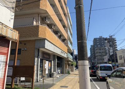 【外観】 | アーバンヒルズ本厚木 | 外観はマンション管理がされているかの目安になります。築年数が古いと、壁面は劣化してひび割れが生じることも！建物が古びていても細かいところが修繕されていると、きちんと管理されているなぁと感じるでしょう。