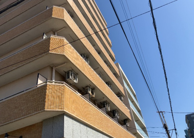 【バルコニー】 | アーバンヒルズ本厚木 | 一般的なバルコニーは、奥行1.5ｍ程ですが、ワイルドバルコニーは2ｍまで広がっています。そのため洗濯物の間隔をあけ干すことができ、乾きやすいというメリットや、ガーデニングが楽しめる等の特徴があります。