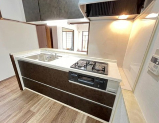 【キッチン】 | シャルマンフジ堺北 | 手元も明るくしてくれるシステムキッチン。三口のガスコンロも新調されています。