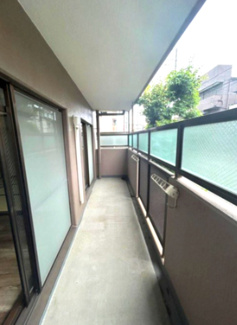【バルコニー】 | シャルマンフジ堺北 | 1階住戸で下部への騒音の心配はありません
南向きでお洗濯も気持ちよく。