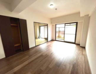 【居間・リビング】 | シャルマンフジ堺北 | リビングにも収納があり、生活感が出るお掃除用具の片づけや、季節の家電の入れ替えにぴったりです。南向き陽光あふれる明るいリビング。和室と合わせると20帖の広々空間です。