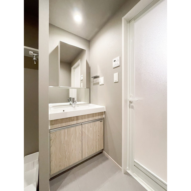 コンポジット千石の独立洗面台|独立洗面台、小物を置くことができて便利です