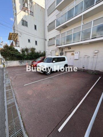 メゾン西田辺の駐車場