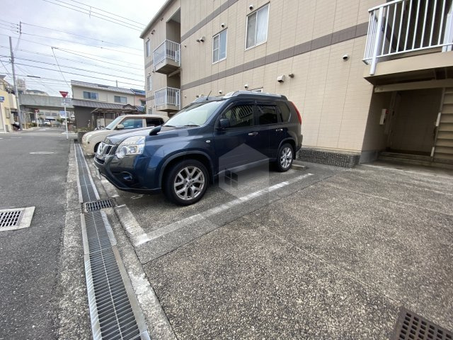 ピアハイム俊徳道の駐車場