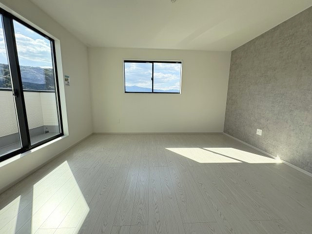 【寝室】 | 春日市白水ヶ丘2丁目2期　1号棟（全2棟）【仲介手数料無料・0円】 | 現地写真。2階主寝室です。