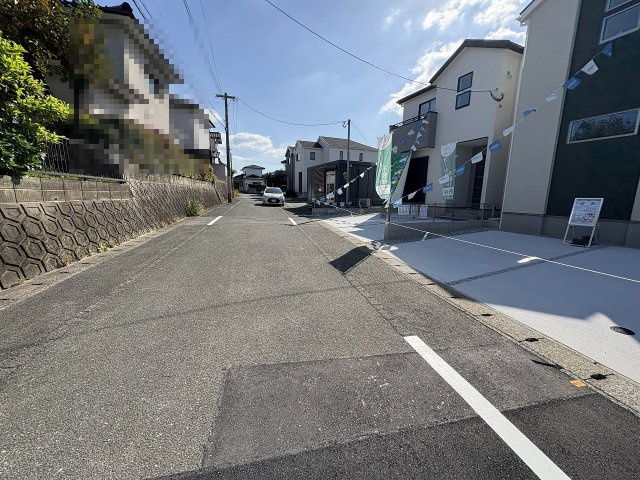 【その他】 | 春日市白水ヶ丘2丁目2期　1号棟（全2棟）【仲介手数料無料・0円】 | 現地写真。前面道路です。