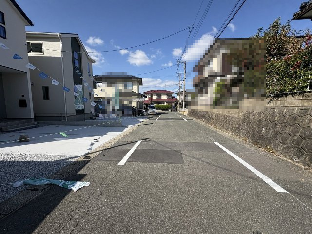 【その他】 | 春日市白水ヶ丘2丁目2期　1号棟（全2棟）【仲介手数料無料・0円】 | 現地写真。前面道路です。