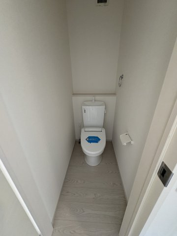 【トイレ】 | 春日市白水ヶ丘2丁目2期　1号棟（全2棟）【仲介手数料無料・0円】 | 現地写真。