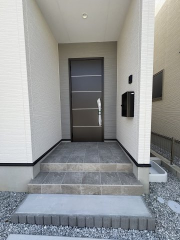 【玄関】 | 春日市白水ヶ丘2丁目2期　1号棟（全2棟）【仲介手数料無料・0円】 | 現地写真。