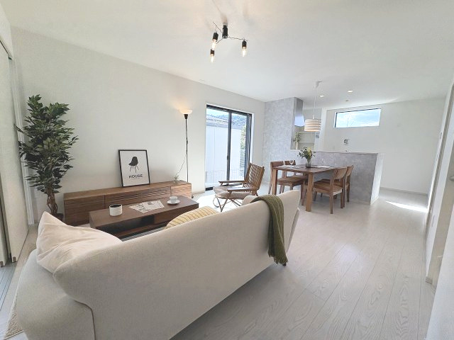 【居間・リビング】 | 春日市白水ヶ丘2丁目2期　1号棟（全2棟）【仲介手数料無料・0円】 | 現地写真。