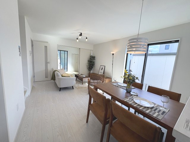 【居間・リビング】 | 春日市白水ヶ丘2丁目2期　1号棟（全2棟）【仲介手数料無料・0円】 | 現地写真。