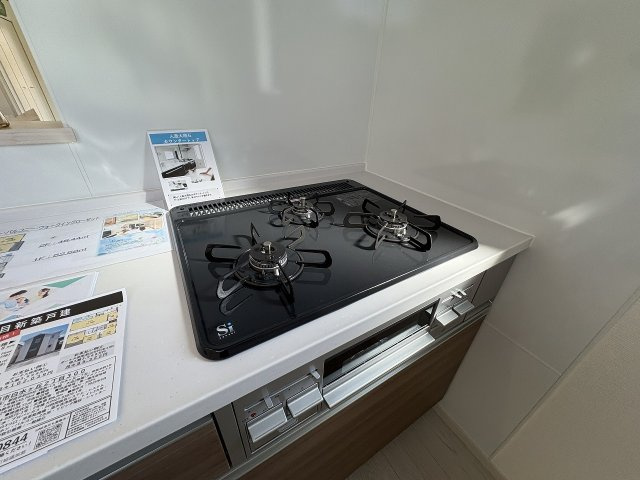 【キッチン】 | 春日市白水ヶ丘2丁目2期　1号棟（全2棟）【仲介手数料無料・0円】 | 現地写真。