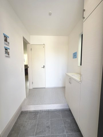 【玄関】 | 春日市白水ヶ丘2丁目2期　1号棟（全2棟）【仲介手数料無料・0円】 | 現地写真。