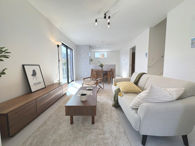 【居間・リビング】 | 春日市白水ヶ丘2丁目2期　1号棟（全2棟）【仲介手数料無料・0円】 | 現地写真。リビングです。