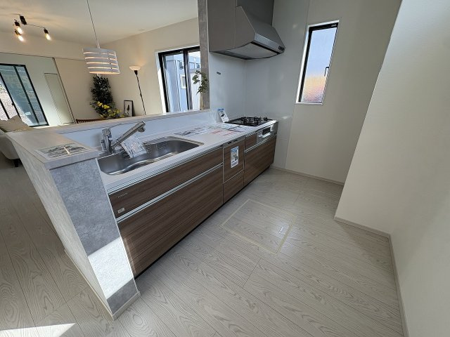 【キッチン】 | 春日市白水ヶ丘2丁目2期　1号棟（全2棟）【仲介手数料無料・0円】 | 現地写真。