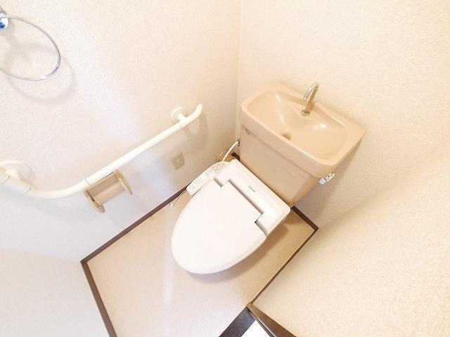 レフィナード・ラ・シャレー生駒のトイレ|ゆったりとした空間のトイレです