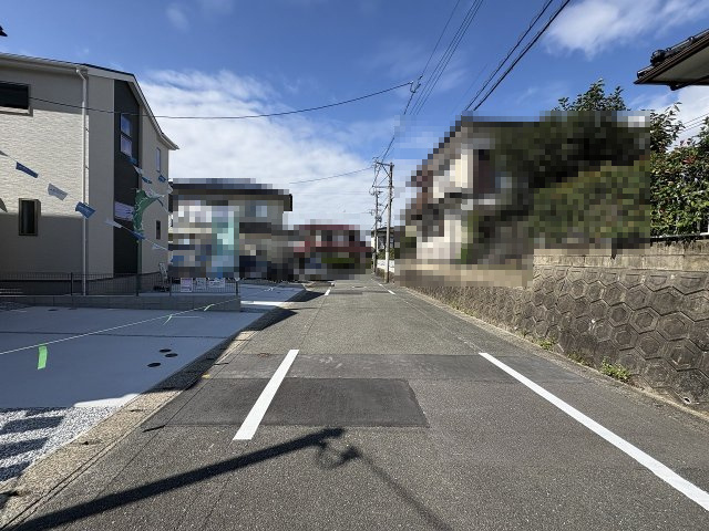 【その他】 | 春日市白水ヶ丘2丁目2期　2号棟（全2棟）【仲介手数料無料・0円】 | 現地写真。前面道路です。