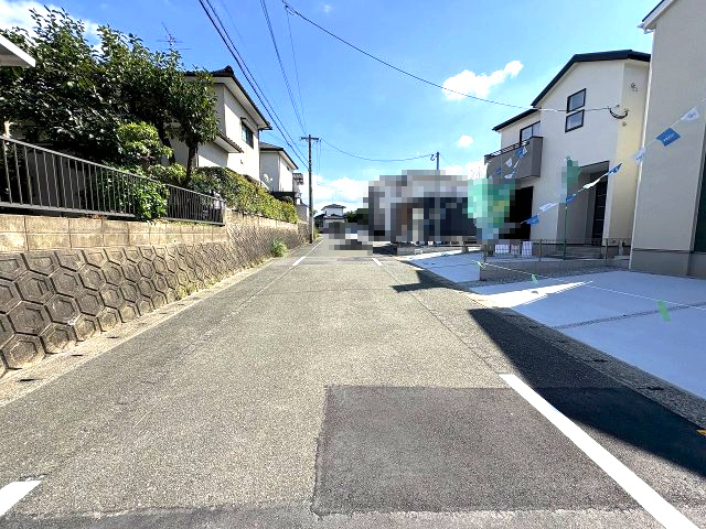 【その他】 | 春日市白水ヶ丘2丁目2期　2号棟（全2棟）【仲介手数料無料・0円】 | 現地写真。前面道路です。