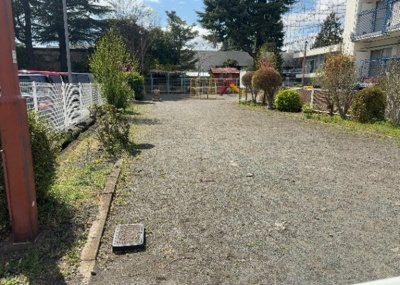 【庭】 | 京王淵野辺マンション | 物件によっては、入居者が個人的に使用できる専用庭がついているものもあります。また、住宅の中にある土間の部分を庭と呼ぶこともあります。庭の用途は住む人によって変わり、それによってデザインもさまざまです。