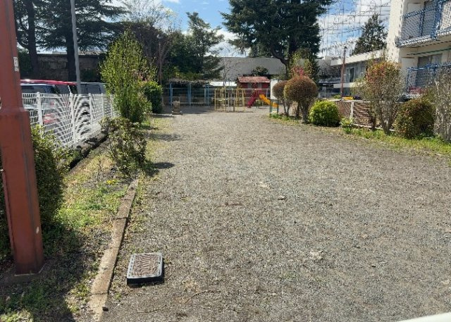 【庭】 | 京王淵野辺マンション | 物件によっては、入居者が個人的に使用できる専用庭がついているものもあります。また、住宅の中にある土間の部分を庭と呼ぶこともあります。庭の用途は住む人によって変わり、それによってデザインもさまざまです。