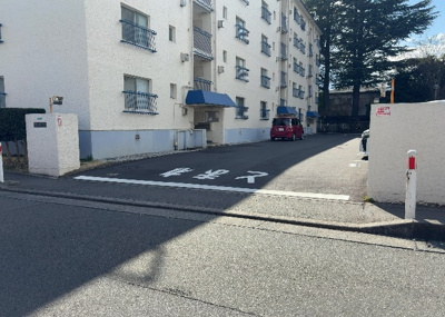 【エントランス】 | 京王淵野辺マンション | マンションのエントランスには、もともと風よけや防犯の役割がありますが、マンションによって宅配ボックスなどの設備が備わっている所もあります。日々の生活をイメージしながら生活しやすさをチェックしましょう。