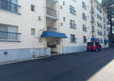【ロビー】 | 京王淵野辺マンション | ラウンジは、マンションの共用スペースに椅子やテーブルなどを配置した利用者が寛げる空間です。屋内型ラウンジと屋外型ラウンジがあります。共用部分の管理状況と合わせて、詳細については現地でご確認ください。