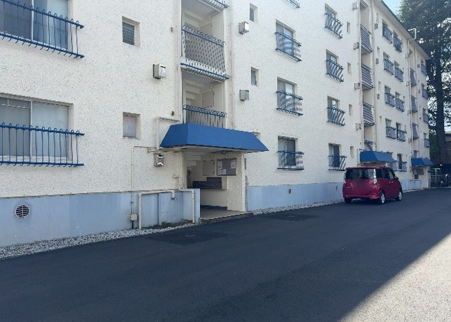 【ロビー】 | 京王淵野辺マンション | ラウンジは、マンションの共用スペースに椅子やテーブルなどを配置した利用者が寛げる空間です。屋内型ラウンジと屋外型ラウンジがあります。共用部分の管理状況と合わせて、詳細については現地でご確認ください。