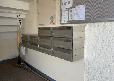 【設備】 | 京王淵野辺マンション | エントランス付近に設置されている集合ポストは、住んでいる部屋と離れているため、ポストをあさるなど誰かに何かされていても被害に気づきにくいです。入居する時には他人に特定されにくい番号で鍵をかけましょう！