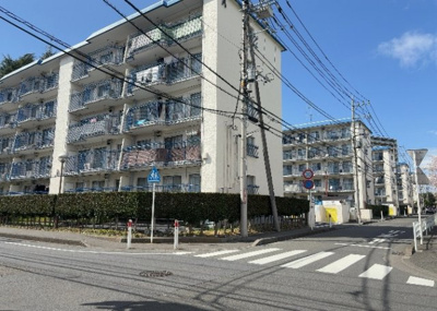 【外観】 | 京王淵野辺マンション | 隣家の土地はどうなっているのか、生活利便施設が近くにあるのか、学校まで近いかなど、お客様のライフスタイルにあわせたイメージが重要です。また、近くにあると困る施設が近くにないかも確認するといいでしょう。