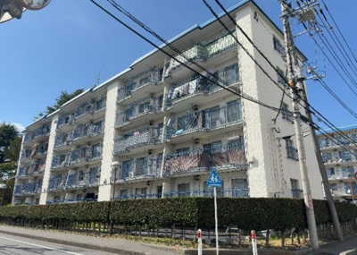 【現況写真】 | 京王淵野辺マンション | 眺望の良さを楽しめるダイニングキッチンで家族団らんの時間を過ごしてはいかがでしょうか。バルコニーから見える景色を家族で眺める時間は、時間が経つのを忘れてしまいそうですね。是非、現地を見に行きましょう！