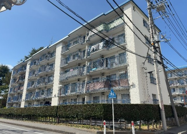 【現況写真】 | 京王淵野辺マンション | 眺望の良さを楽しめるダイニングキッチンで家族団らんの時間を過ごしてはいかがでしょうか。バルコニーから見える景色を家族で眺める時間は、時間が経つのを忘れてしまいそうですね。是非、現地を見に行きましょう！
