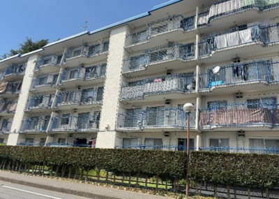 【現況写真】 | 京王淵野辺マンション | 景色重視でお家選ぶをするとスーパーが遠い！学校が遠い！など生活をするうえで利便性で困ることもあります。まず一度現地を見学する際に、周辺の施設などがあるかを確認し、暮らし始めた後のことを想像しましょう。