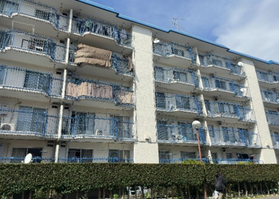【現況写真】 | 京王淵野辺マンション | 道幅が広い場所は日当たりや風通が良好です。幅が広いのですれ違いも可能ですし大きな車でも駐車可能！一方で、大型車が通ることも多くなるため交通量の増加により騒音に繋がります。また土地の値段が高くなります。