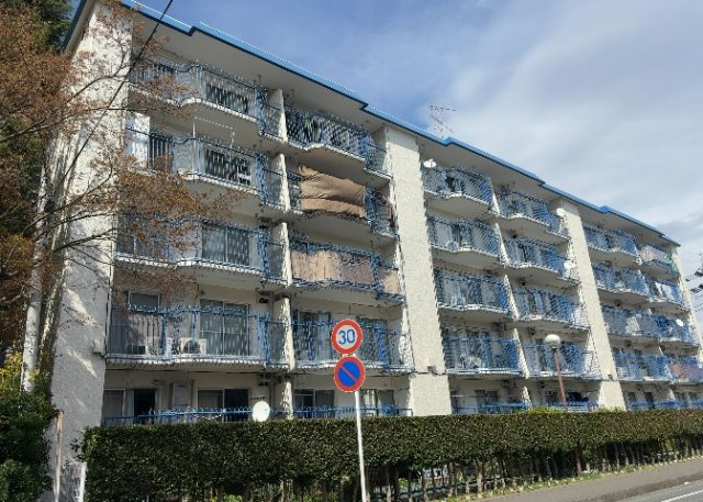 【構造・工法・仕様】 | 京王淵野辺マンション | ＲＣ造、Reinforced Concreteは直訳すると補強されたコンクリートです。主に柱や梁・床・壁が鉄筋とコンクリートで構成おり、鉄筋を組んだ型枠にコンクリートを流し込んで固めたものを指します。