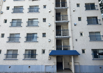 【玄関】 | 京王淵野辺マンション | 玄関は家の顔でもあり、家族以外の目にも止まる場所です。玄関は外との間を仕切る扉、靴などをしまっておく収納スペース、靴脱ぎのたたきスペース、来客とのやり取りをするドアホンなど複数のアイテムからなります。