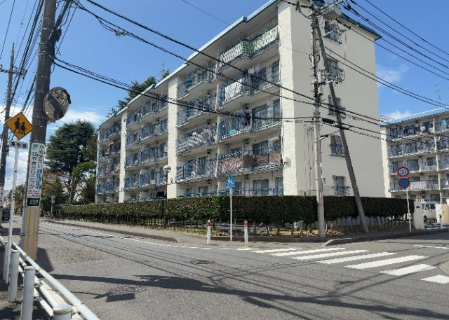 【外観】 | 京王淵野辺マンション | 外観はマンション管理がされているかの目安になります。築年数が古いと、壁面は劣化してひび割れが生じることも！建物が古びていても細かいところが修繕されていると、きちんと管理されているなぁと感じるでしょう。