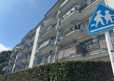 【バルコニー】 | 京王淵野辺マンション | 一般的なバルコニーは、奥行1.5ｍ程ですが、ワイルドバルコニーは2ｍまで広がっています。そのため洗濯物の間隔をあけ干すことができ、乾きやすいというメリットや、ガーデニングが楽しめる等の特徴があります。