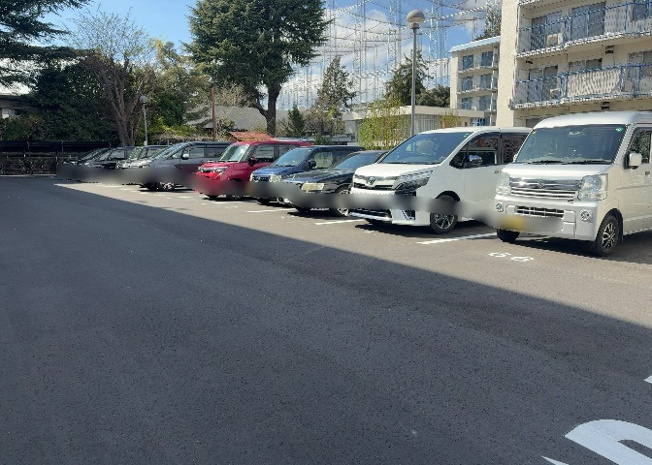 【駐車場】 | 京王淵野辺マンション | 駐車場と明記されていても、最小スペースでつくられた駐車場だと大型車は駐車できなかったり、出入りしにくくなったりする可能性があります。お車のサイズと購入したい物件の駐車場のサイズを現地で確認しましょう。