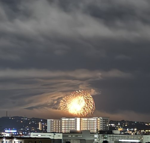 プレミスト湘南辻堂フォレストフェイスの展望|バルコニー越しに広がる、逗子の夜空の芸術。（2025年5月22日自宅バルコニーより撮影）