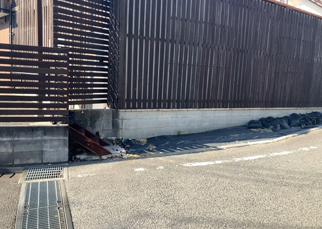【外観】 | 家を建てる場合、方位は要チェックです。現実的に日当たりのよい家ならばリビングは南側、建築基準法でも北側に当たる家への配慮は求められています。土地を見学に行く際は、方位磁針を持って行くようにしましょう。