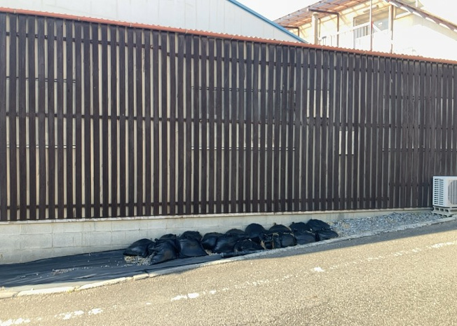【外観】 | 土地の前の道路に消火栓が設置されていることがあります。この場合、道路交通法第45条第1項により、駐車禁止の場所が指定されています。そのため、車庫などの駐車スペースをつくることができない場合があります。