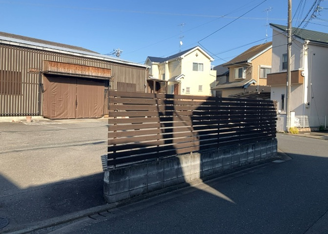 【外観】 | 隣家の土地はどうなっているのか、生活利便施設が近くにあるのか、学校まで近いかなど、お客様のライフスタイルにあわせたイメージが重要です。また、近くにあると困る施設が近くにないかも確認するといいでしょう。