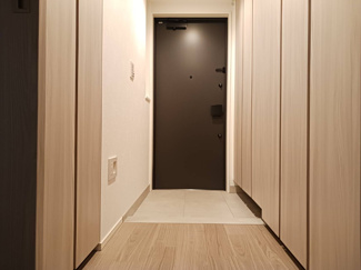 【玄関】 | ジオタワー堺筋本町 | 【玄関】玄関の壁一面にシューズボックス、廊下の両壁に物入あり！！大容量です！