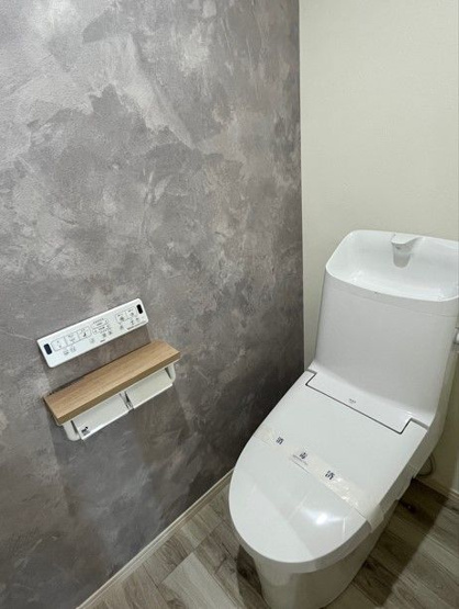 【トイレ】 | 秀和警固レジデンス | シンプルで機能的な洗浄機能付きトイレ