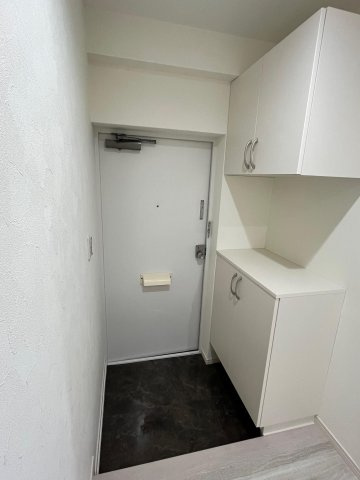 【玄関】 | 秀和警固レジデンス | 収納力に優れた玄関でいつでも片付いた状態でお客様を迎えられます