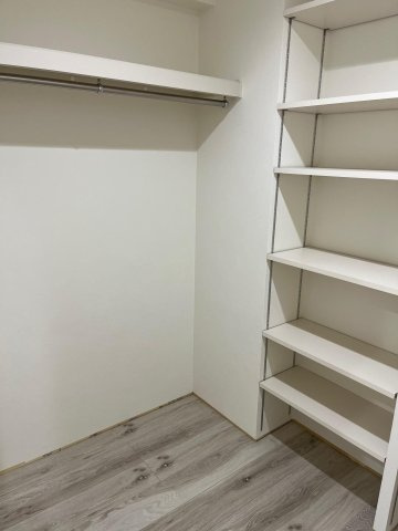 【収納】 | 秀和警固レジデンス | 玄関ホールにある大容量のウォークインクローゼット。季節物の洋服や、普段使いの鞄を収納したり多様な使い方ができます