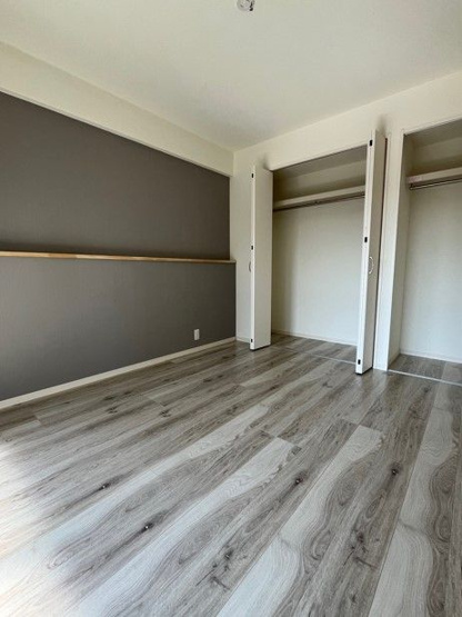 【洋室】 | 秀和警固レジデンス | 洋室は明るく採光がとれ、大容量のクローゼットがあります