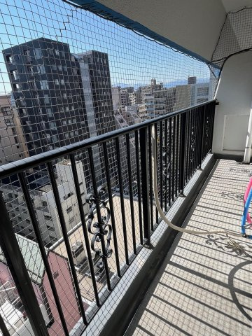【バルコニー】 | 秀和警固レジデンス | 南向きのバルコニーは陽当り良好で、たっぷりのお洗濯物もよく乾きます！