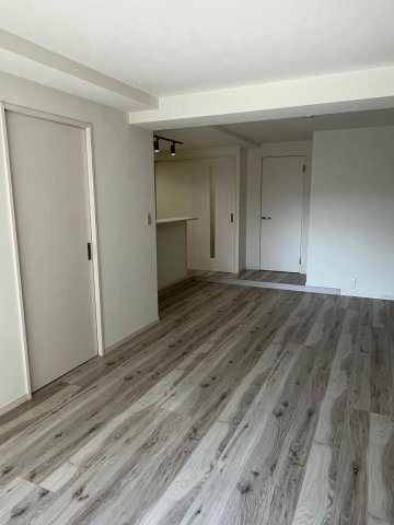 【居間・リビング】 | 秀和警固レジデンス | 開放感あるオープンなカウンターキッチンを置いたLDK。
ホワイトの壁とナチュラルなフローリングで、あたたかみのある空間に仕上がりました